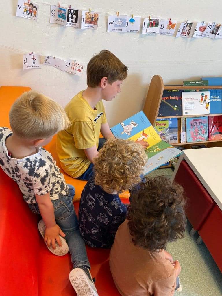 Groep 8 leest voor aan de kleuters